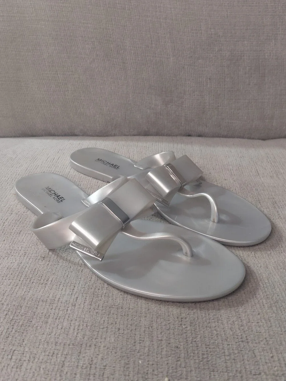 Michael Kors Metallic Silver Bow Jelly Sandals Size 7